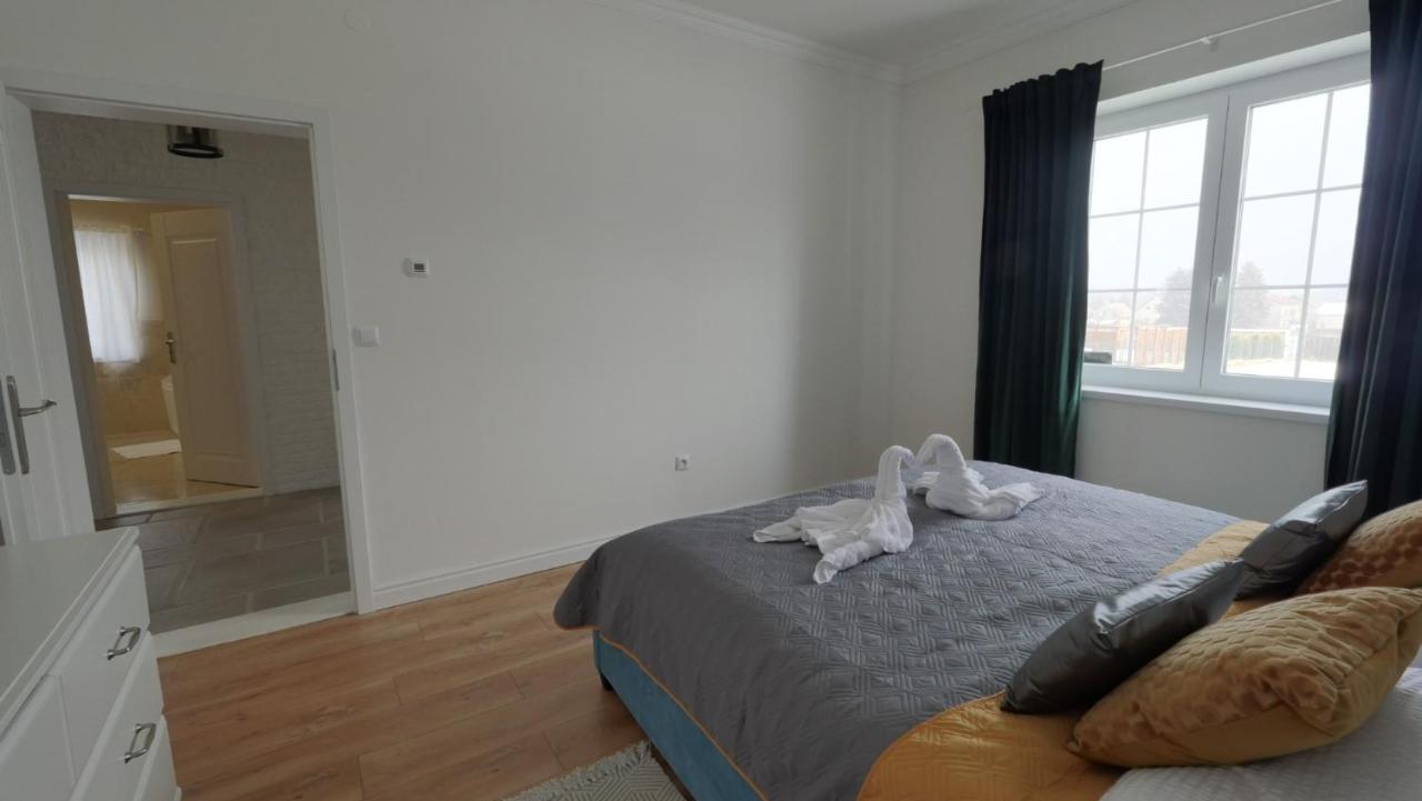 Вілла Apartmanovy Dom S Virivkou, Pod Secnom, Liptovsky Jan Ліптовський Мікулаш Екстер'єр фото