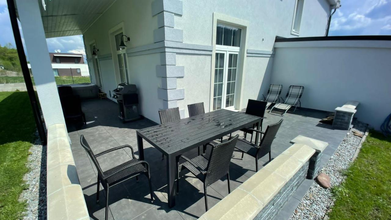 Вілла Apartmanovy Dom S Virivkou, Pod Secnom, Liptovsky Jan Ліптовський Мікулаш Екстер'єр фото